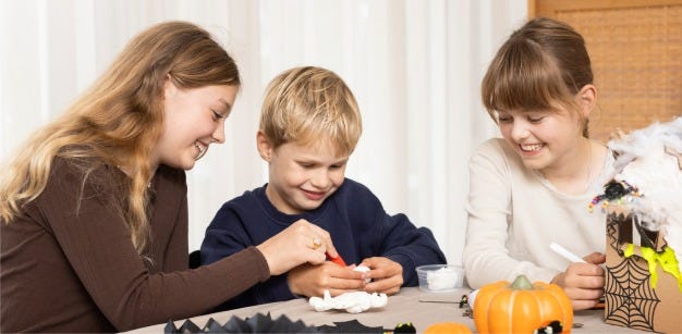 Collagenbild – Kinder basteln Halloween-Dekorationen