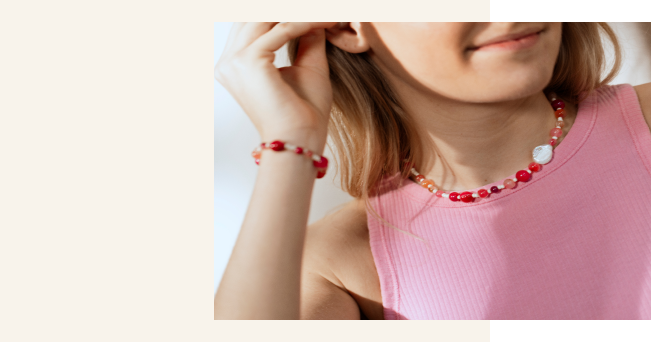 Modell mit Schmuck aus Achaten