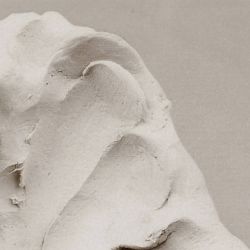 Selbsthärtender Ton