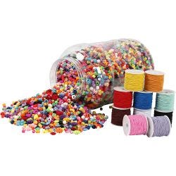 Kunststoffperlen im Eimer und Elastisches Schmuckband