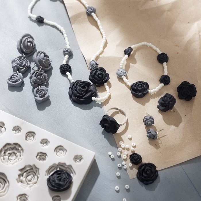 Rosenschmuck aus Ton