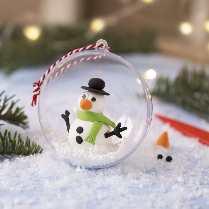 Weihnachtskugeln mit Schneemännern aus Silk Clay®