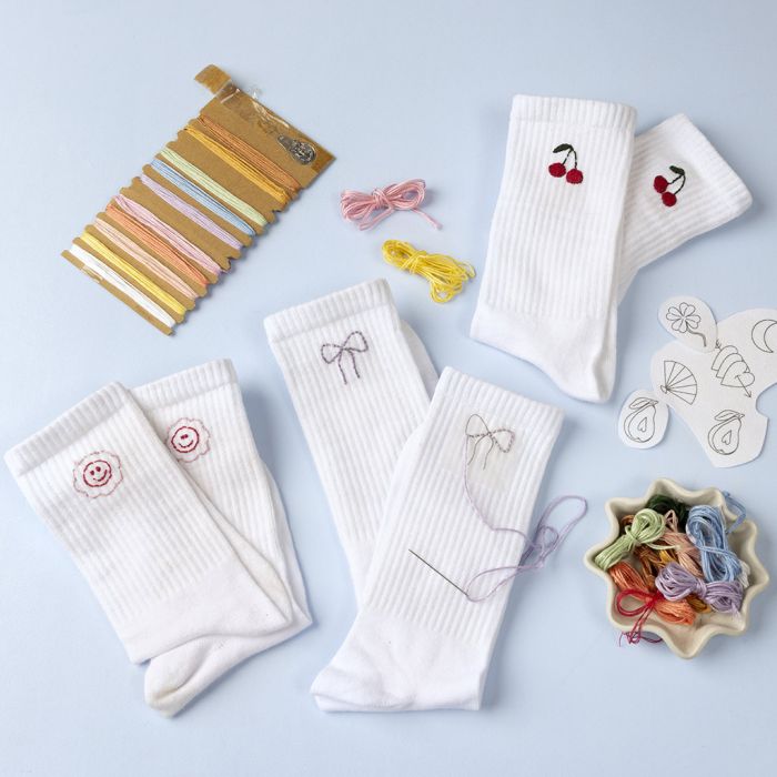 Socken mit Stickerei
