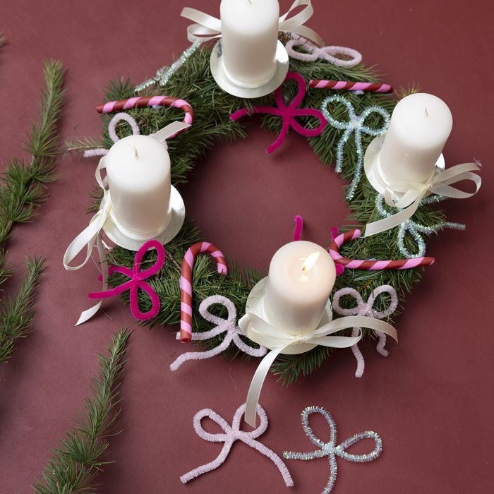 Adventkranz mit Dekorationen aus feinem Ton und Pfeifenreinigern