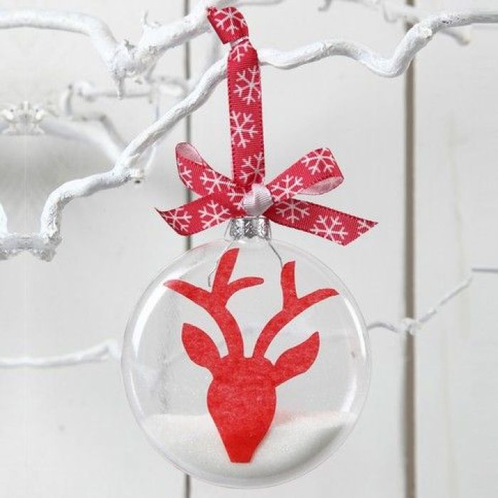 Christbaumanhänger: flache Glaskugel, verziert mit Rentier