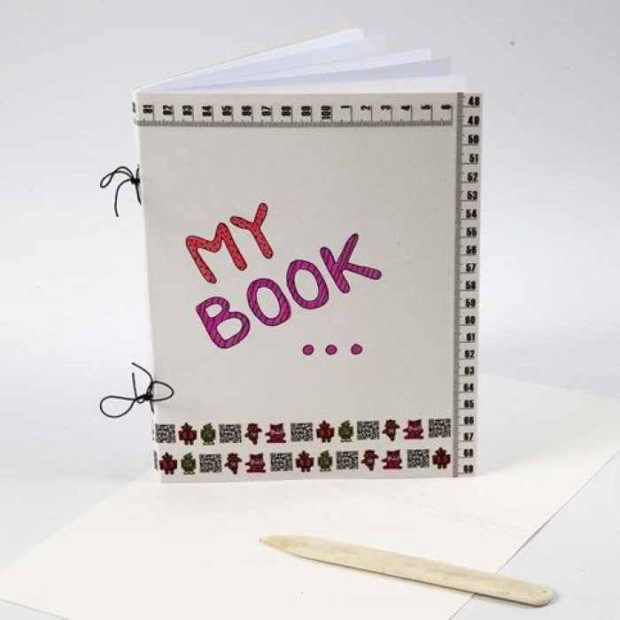 Ein Scrapbook aus Graukarton und Kopierpapier