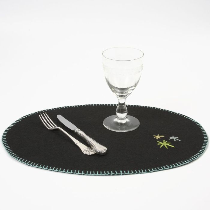 Tischset aus Bastelfilz mit gestickter Kante und Zier-Sternen
