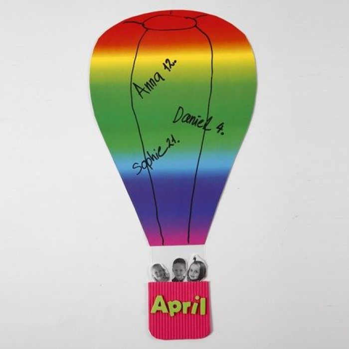Ein Heißluftballon aus Regenbogen-Karton und Korb aus Wellpappe