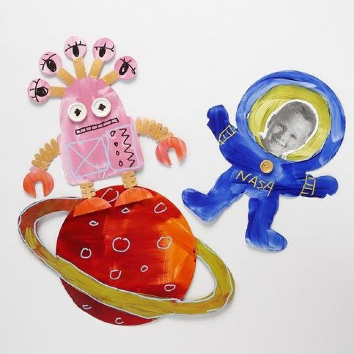 Ein Planet, Alien und Astronaut, bemalt und verziert aus gestanztem Karton
