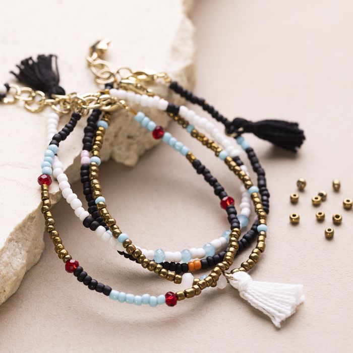 Ein Armband mit Rocailleperlen, facettierten Perlen und Quasten