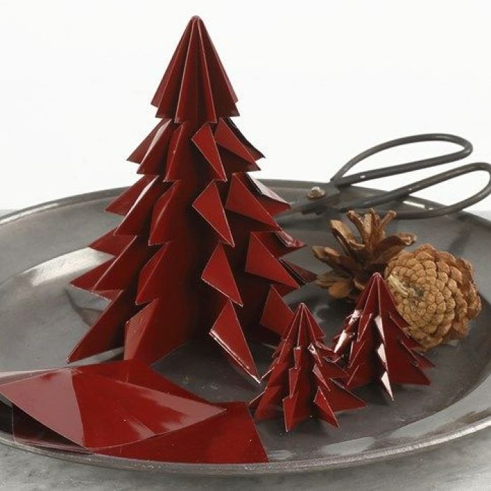 Ein Weihnachtsbaum aus glänzendem Origami Papier