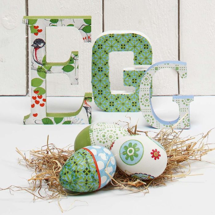 Stehende Buchstaben, bemalt und bedeckt mit Decoupage Papier