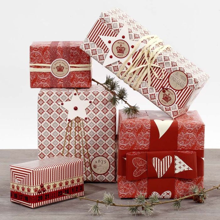 Geschenkverpackungen in Rot-Weiß mit Stickern und Zierbändern