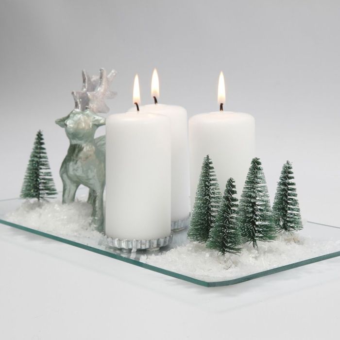 Weihnachtliche Schneelandschaft mit Kerzen, Tannenbäumen und Rentieren auf einer Glasplatte