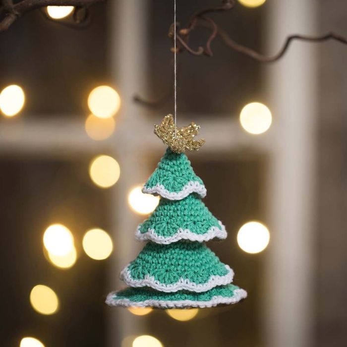 In Lagen gehäkelter Weihnachtsbaum aus Baumwoll- und Goldgarn  
