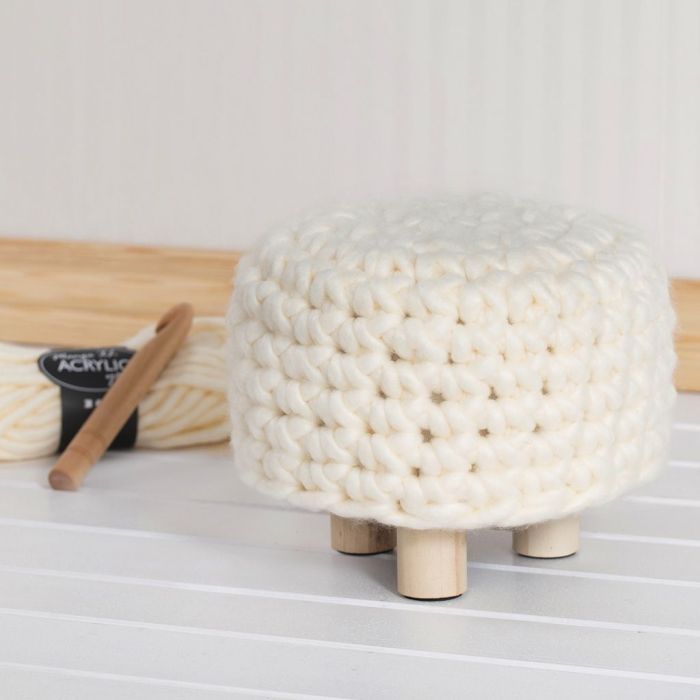 Ein kleiner Hocker mit Überzug aus XL-Chunky-Garn
