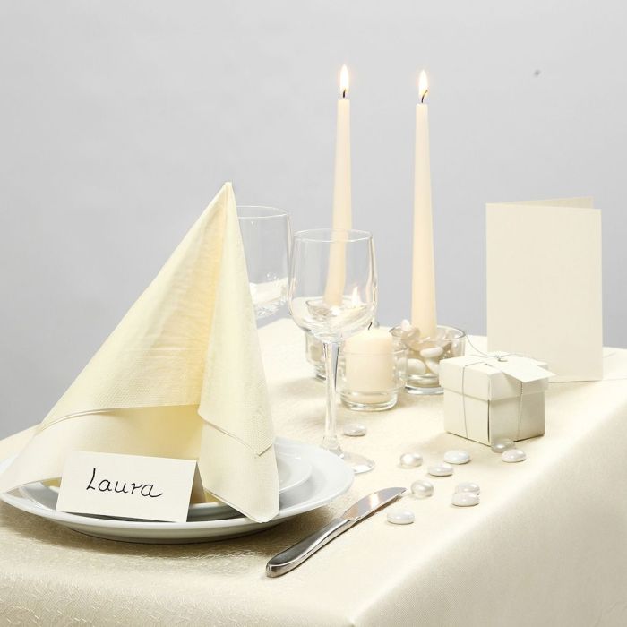 Festlich dekorierter Tisch in Creme