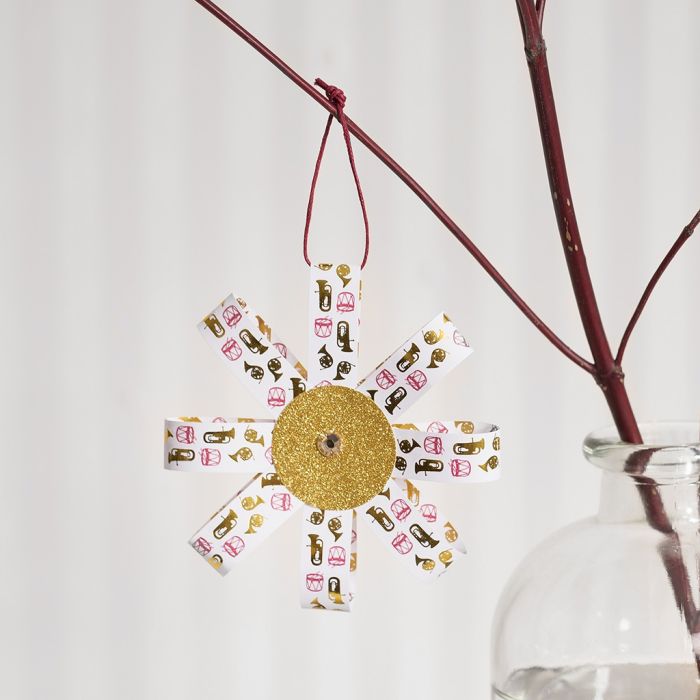 Hängende Dekoration aus Papierstreifen und Glitzerpapier