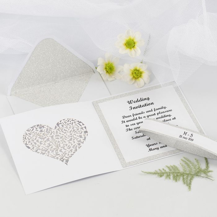Hochzeitseinladung und Kuvert, gestaltet mit Design-Papier
