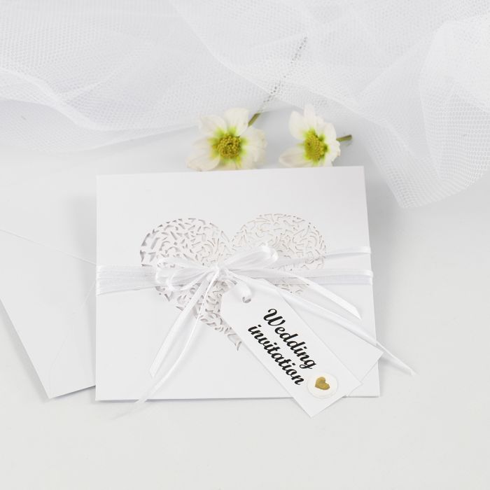 Hochzeitseinladung, verziert mit Satinschleife, Manilla-Tags und Puffy Stickern