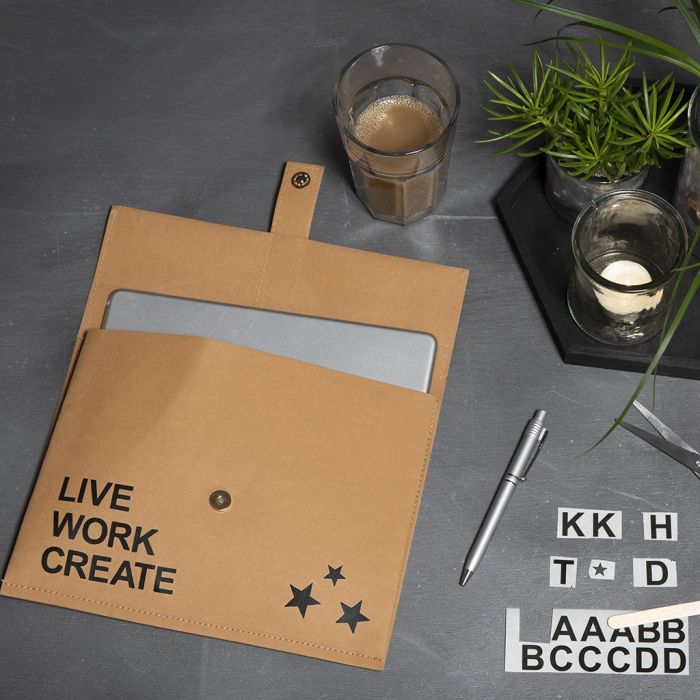 Etui aus Kunstlederpapier, verziert mit Rubbel-Stickern