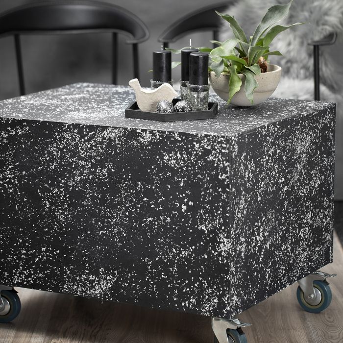 Kleiner, rollbarer Tisch im Terrazzo-Design
