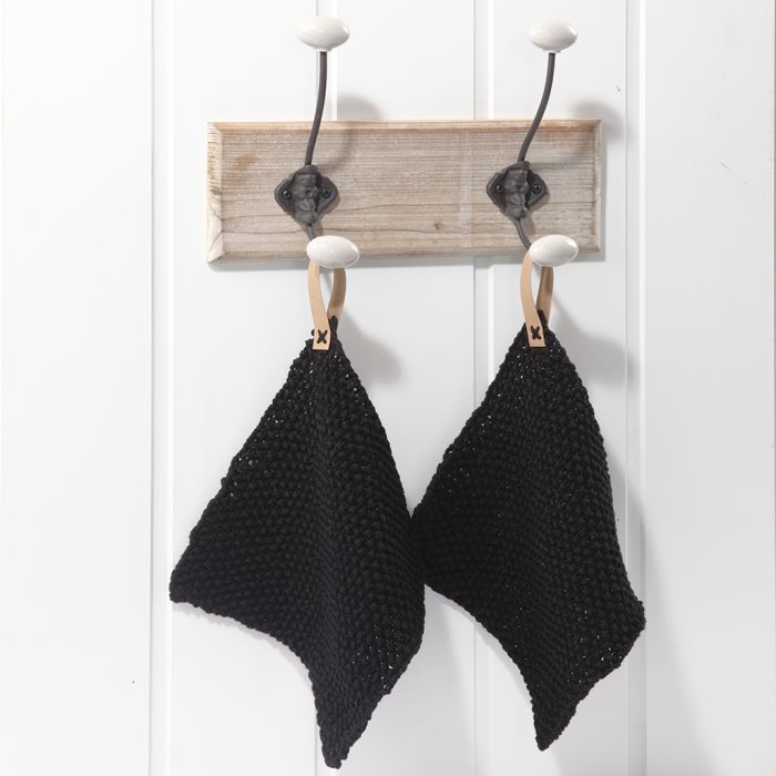 Gestrickte Topflappen mit Aufhängern aus Lederpapier