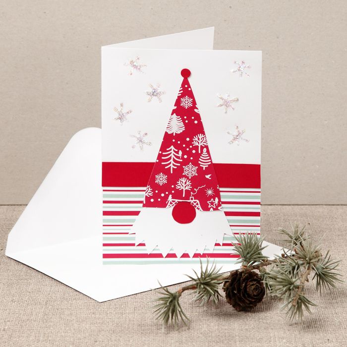 Weihnachtskarte, die ein Wichtel aus Design-Papier mit roter Nase ziert