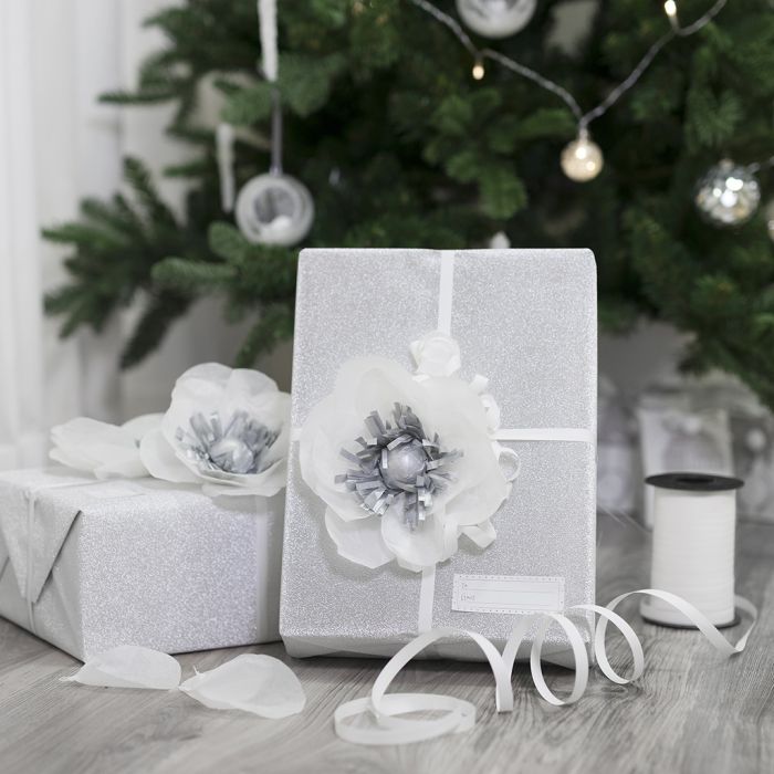 Geschenkverpackung, verziert mit einer Seidenpapierblume