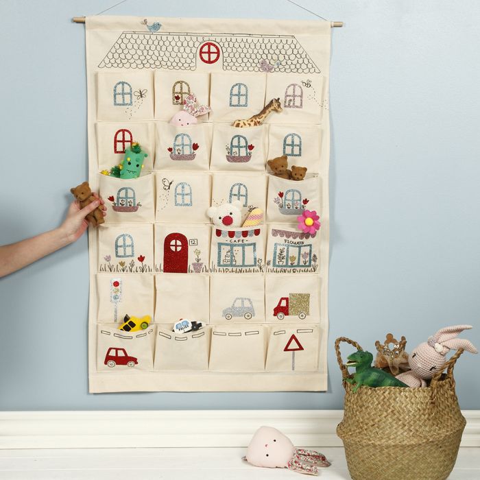 Stofftaschen-Organizer zum Aufhängen, mit Bügelfolien-Motiven verwandelt in ein Spielhaus 
