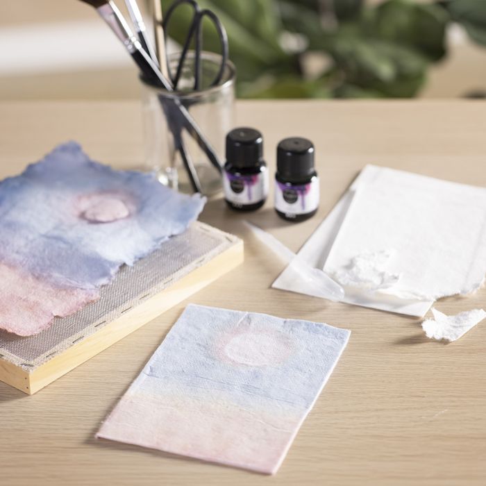 Bild aus selbstgeschöpftem Büttenpapier, farbig abgestuft mit flüssiger Aquarellfarbe art aqua