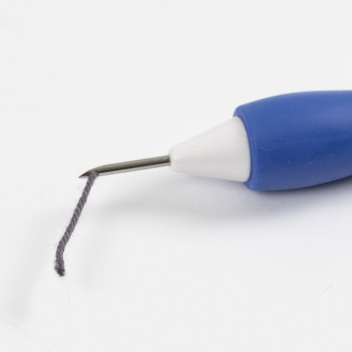 So fädeln Sie in eine Stanznadel ein