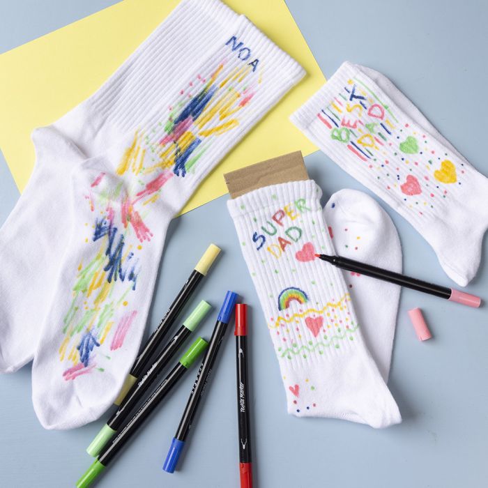 Personalisierte Socken, verziert mit Textil-Markern