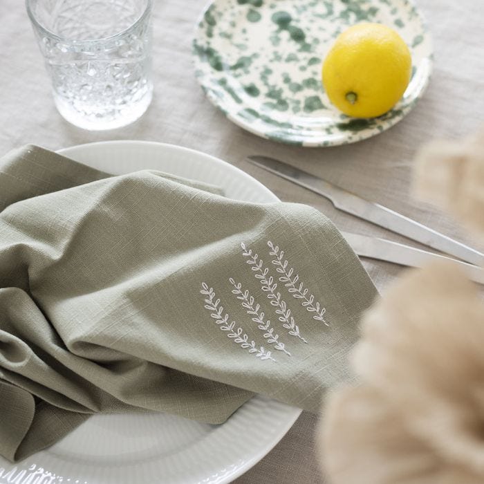 Stoffserviette mit Stickerei