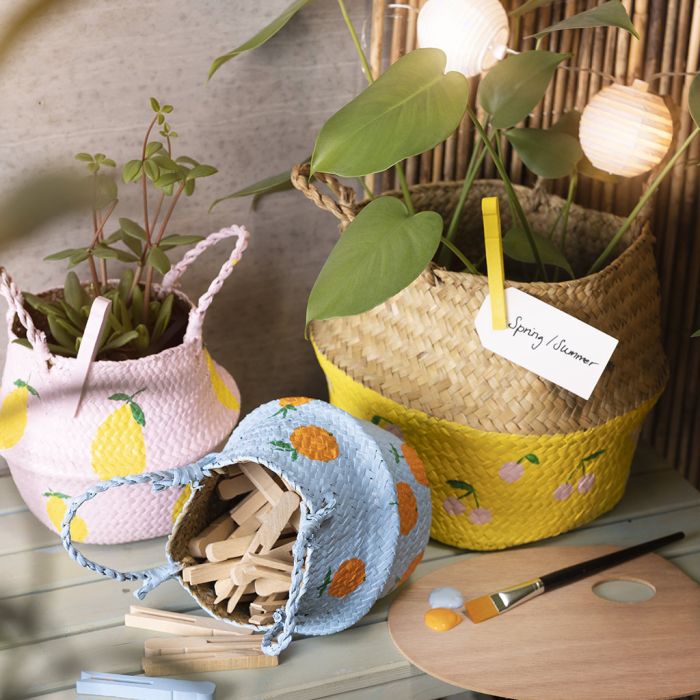 Korb aus geflochtenem Seegras, dekoriert mit Plus Color-Farbe