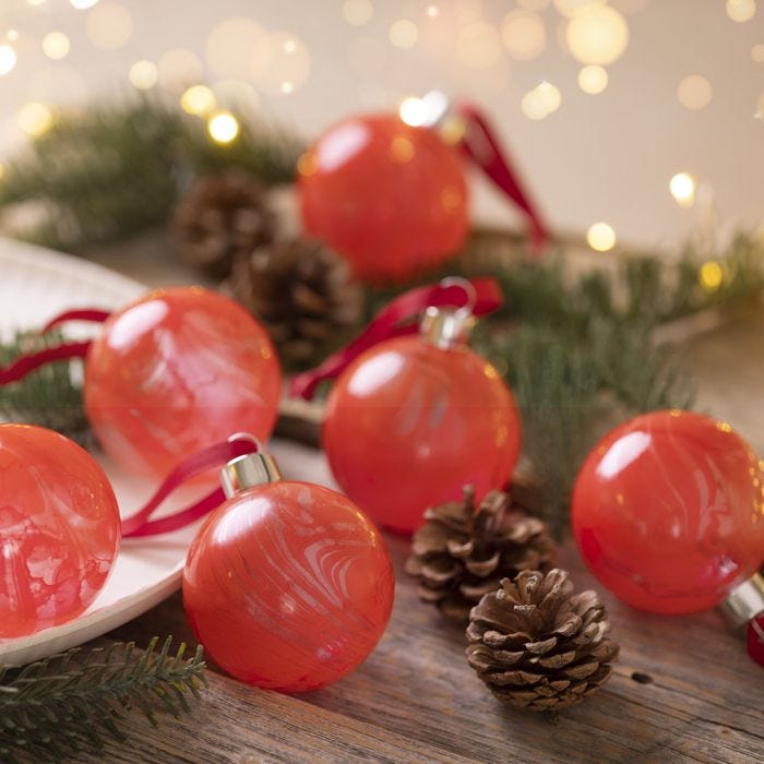 Marmorierte Weihnachtskugeln