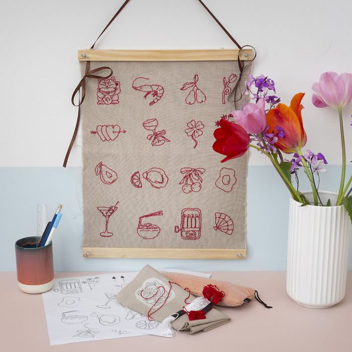 Wandhänger mit Stickmotiven