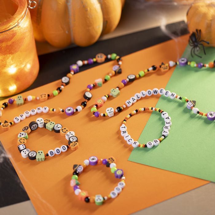 Halloween-Schmuck mit Buchstabenperlen