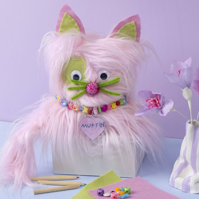 Aus Kunstpelz genähte Katze