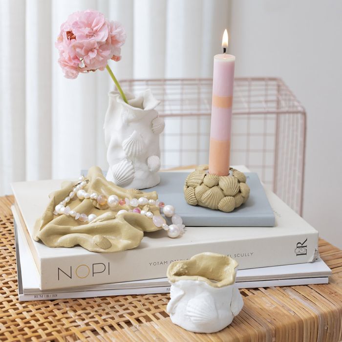 Vase, Teelichthalter, Kerzenhalter und eine kleine Schale aus selbsthärtendem Ton