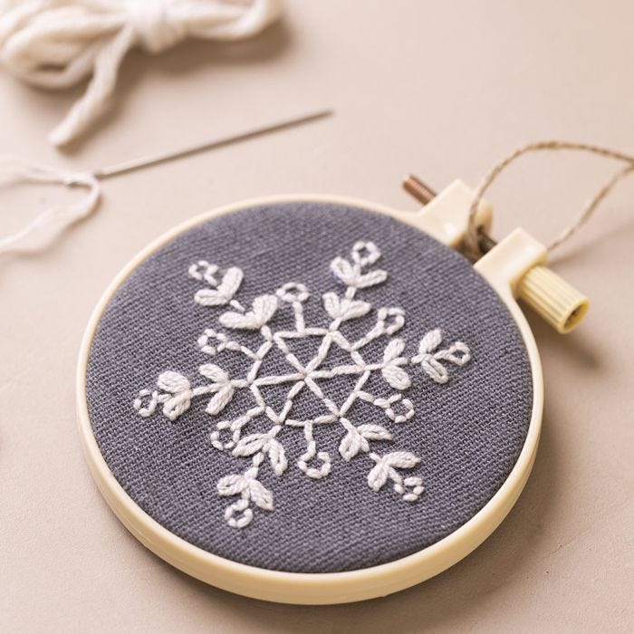 Stickrahmen mit aufgestickter Schneeflocke
