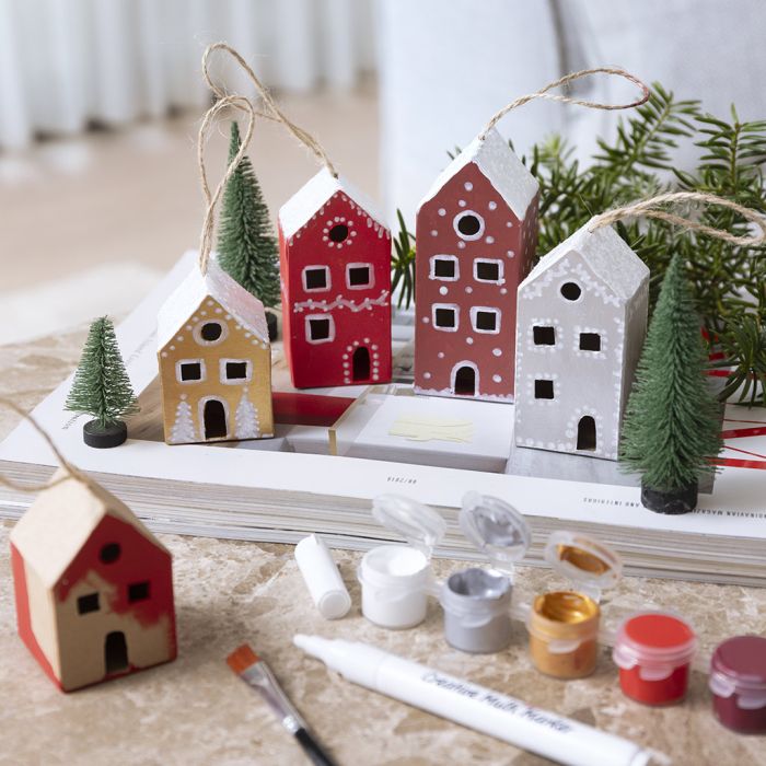 Bemalte Weihnachtshäuser mit Schnee