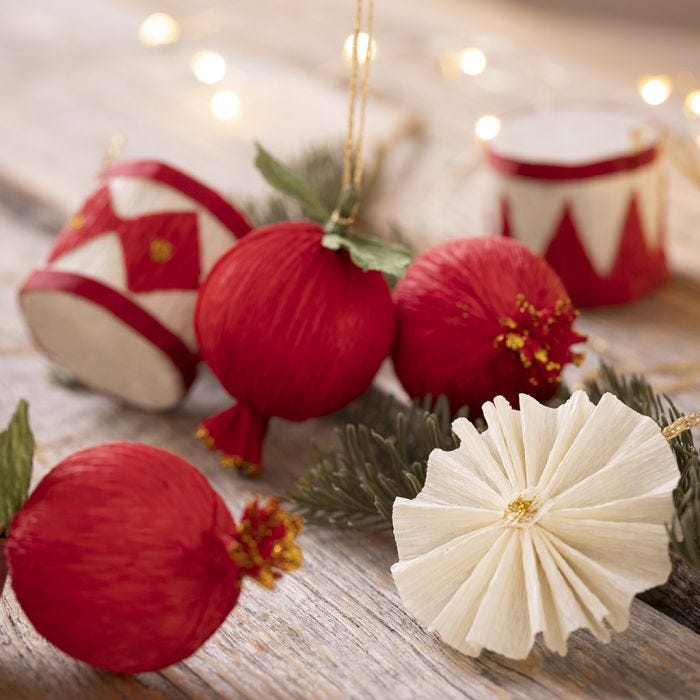 Weihnachtsschmuck aus Krepppapier