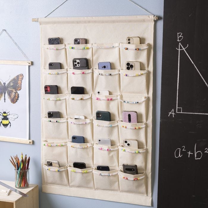 Praktischer Organizer für die Handys der Klasse oder für die Materialien der Kreativwerkstatt.