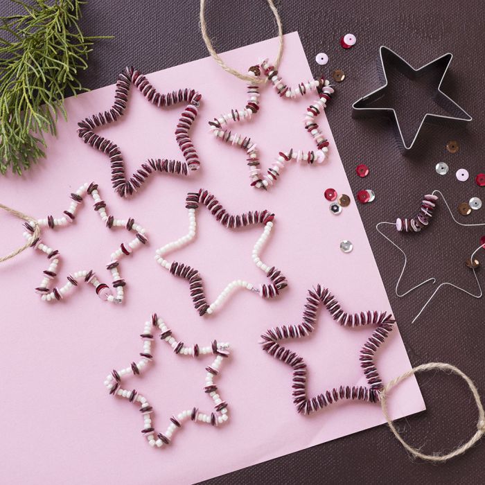 Weihnachtssterne aus Draht und Pailletten