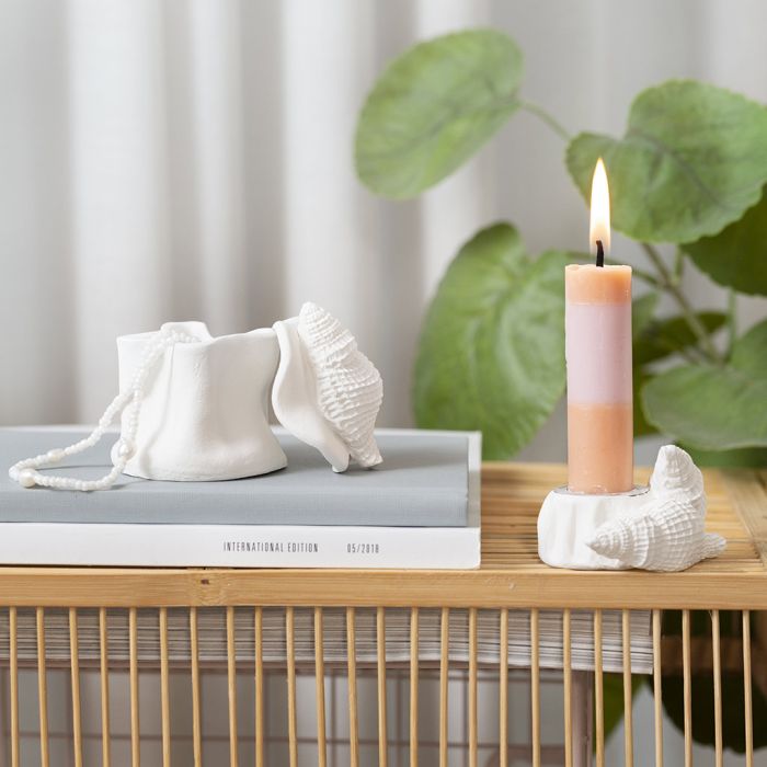 Kerzenhalter und Gefäß mit Muscheln