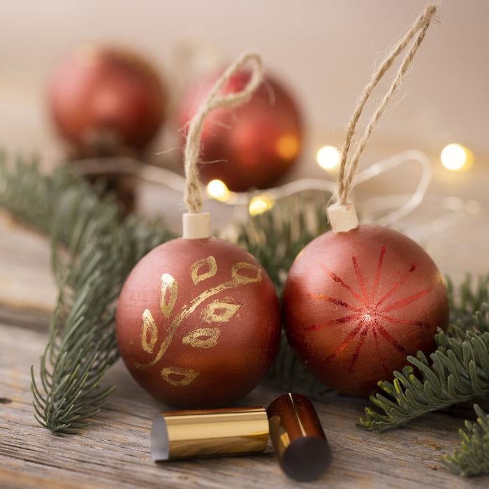 Weihnachtskugeln, verziert mit Bastelfarben und Dekofolie