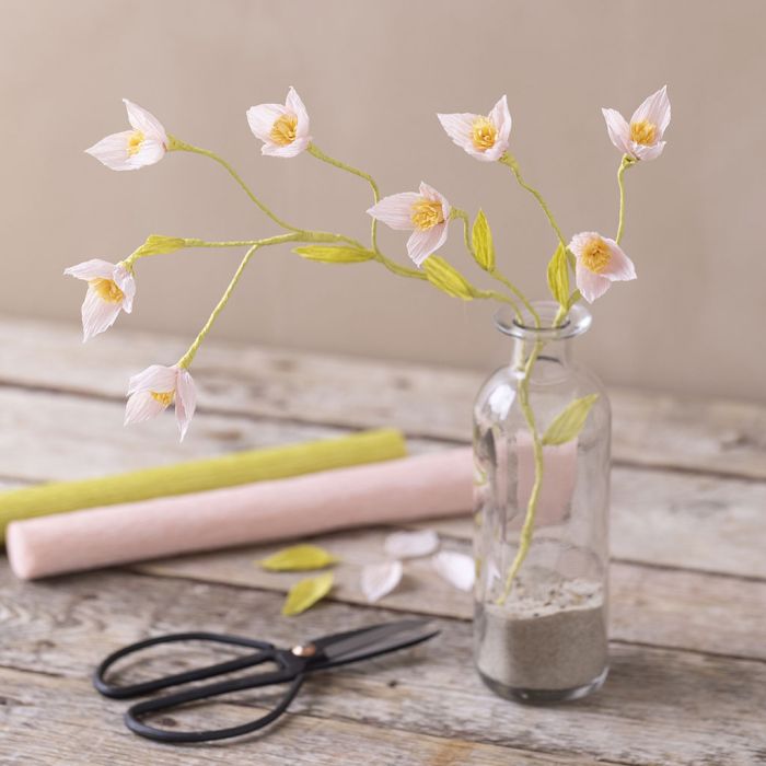 Kirschzweig aus Krepppapier