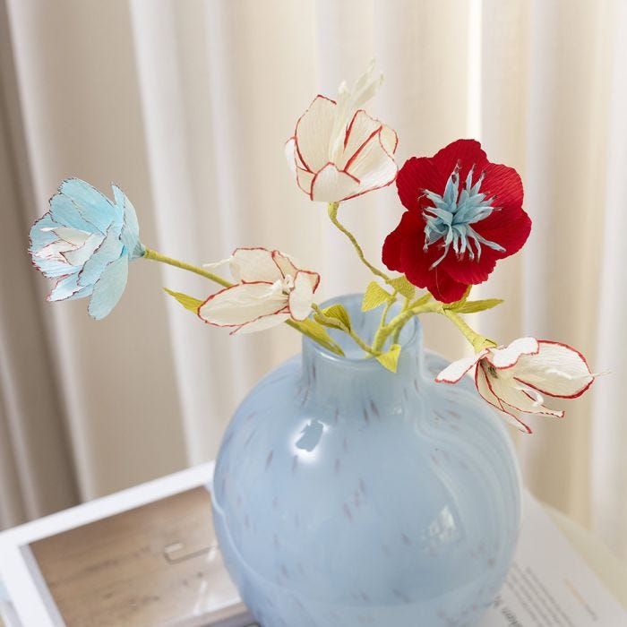Mit Markern dekorierte Krepppapierblumen