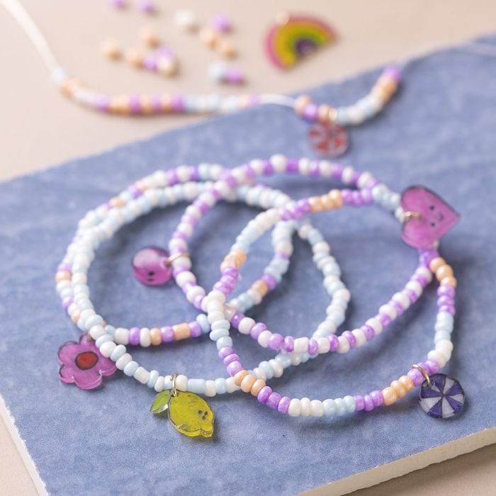Perlenarmband mit Schrumpffolienanhänger